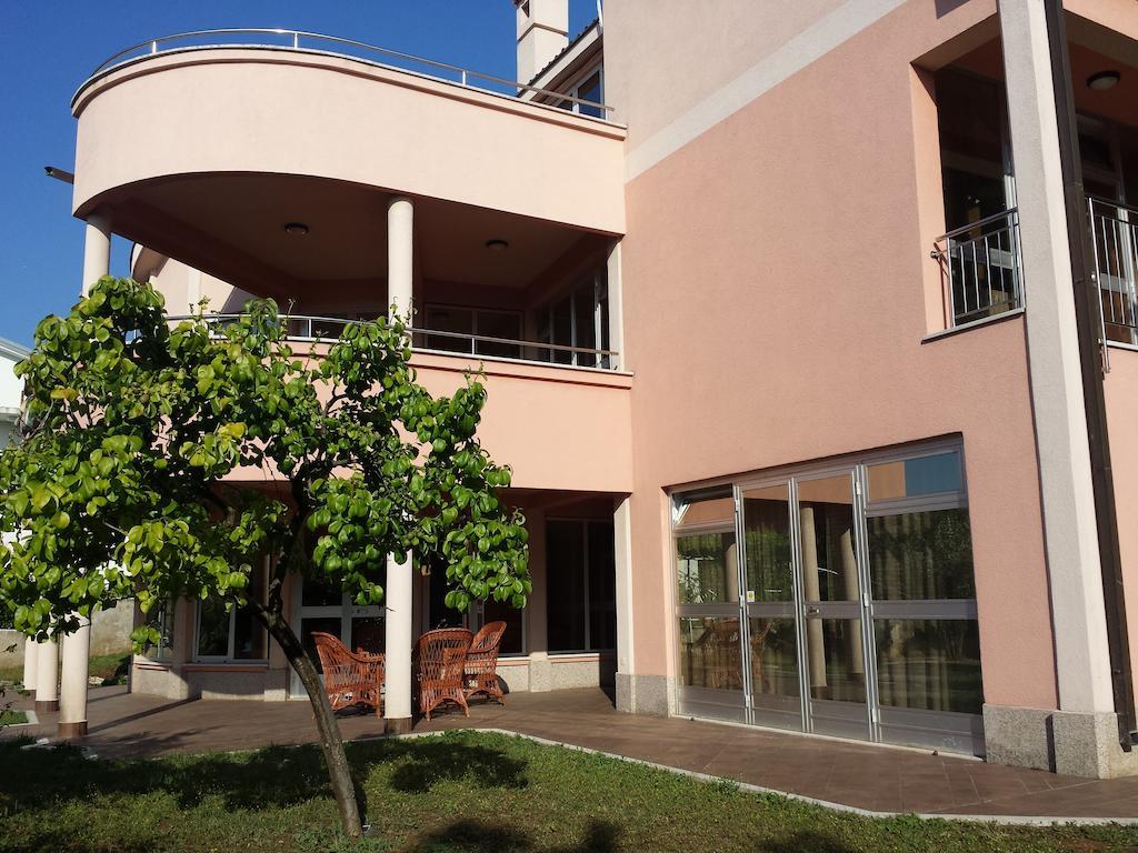 Apartments Seafront Villa Pula Exterior foto